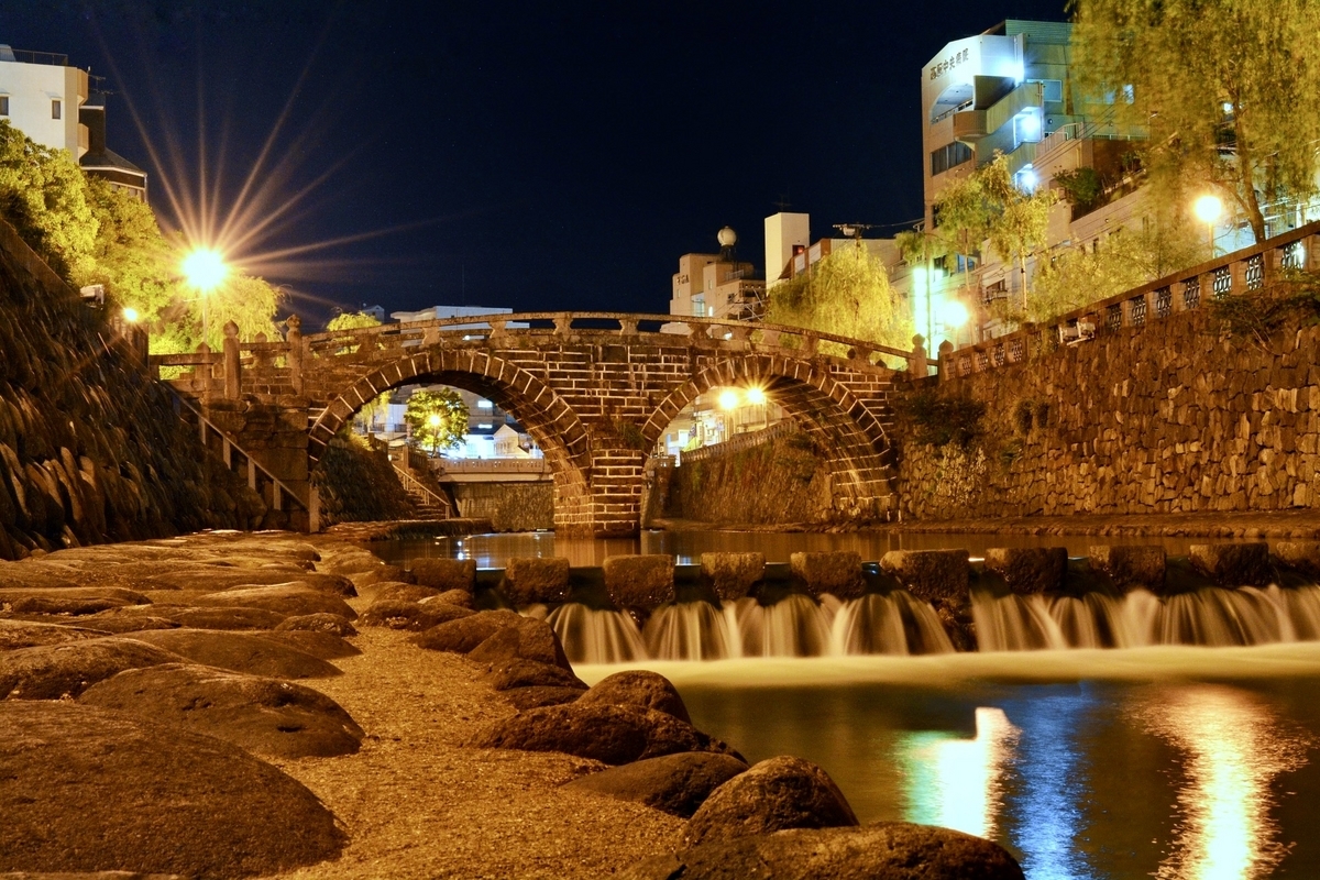 眼鏡橋のある中島川遊歩道をぶらりインスタ夜散歩 長崎では、歴史文化を生かした夜景まちづくりが進んでおり、 市内にある様々な建造物や観光名所がライトアップされています。その中のひとつ、中島川に架かる石造アーチ橋が、
