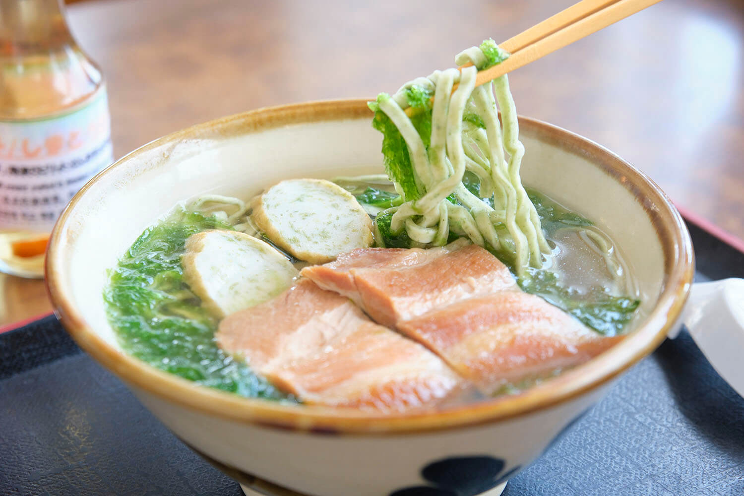 沖縄・北中城の絶景カフェ「レインボーテラス沖縄」のテラス席は太平洋と東シナ海が一望できるパノラマビュー。ランチはドリンク・デザート付き。駐車場情報あり- 沖縄くるまーい