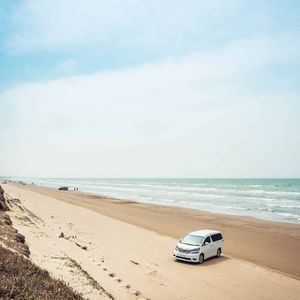 SUV流行でオフロードを走ってみたい人もいるが砂浜や河原をクルマで走ってもいいのか？自動車情報・ニュース WEB CARTOP