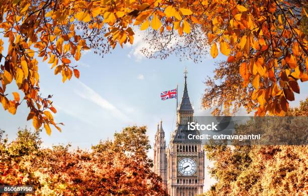 秋には大きなベンクロックのロンドン イングランド イギリスの葉します -