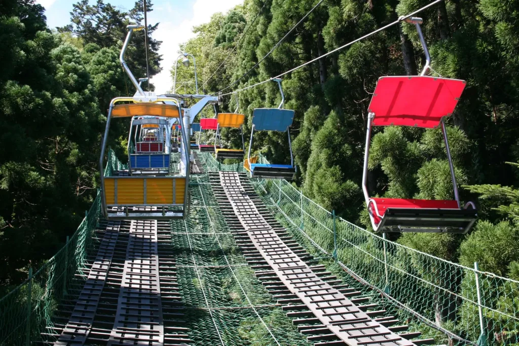 東京都・高尾山 準備はこれで完璧！お出かけ前に知りたい基本情報まとめアクセス・予算・リフト情報や、登山ルート・マナーなどるるぶ+