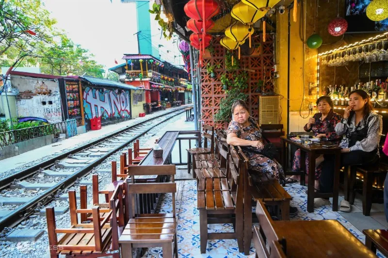 ハノイ市トレインストリート、列車が外国人観光客に衝突ポステ