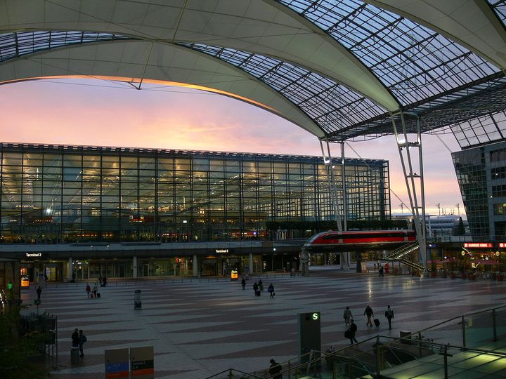 ミュンヘン空港、ドローン閉鎖後に再開、約3000人の乗客に影響、旅行は段階的に再開へ - Travel