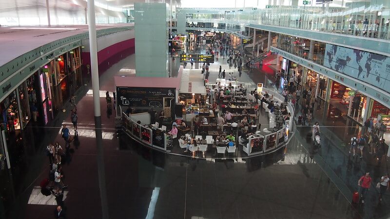 バルセロナ空港から市内への行き方！電車・バス・地下鉄・タクシーをおすすめ順に解説します – チームトラベラー-海外旅行・世界一周のバイブル