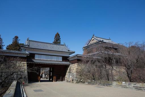 上田城の西櫓と桜と真田十勇士の幟 10247015774 の写真・イラスト素材アマナイメージズ