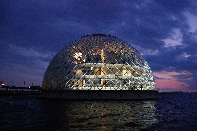 廃墟だった「なにわ海の時空館」が七色に点灯中Osaka-Subway.com