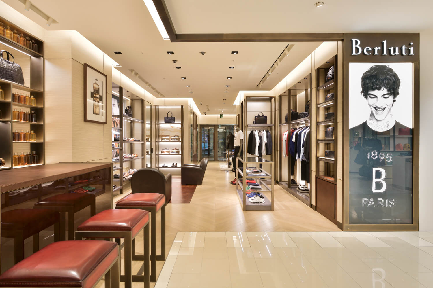 愛知県 名古屋中区・栄・都市風景 久屋大通公園 ミツコシマエヒロバス