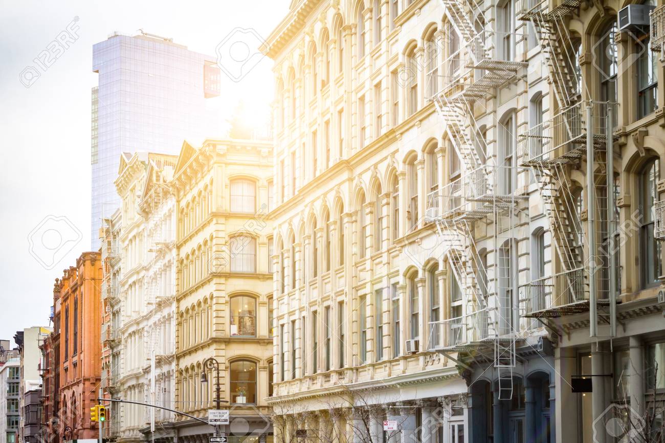 1932年 ニューヨークの高層ビルの上で昼食 古い写真の手の色 労働者は高層ビルの高い鉄のビームの上に座って食べる 手動で着色マンハッタンの中央公園の前