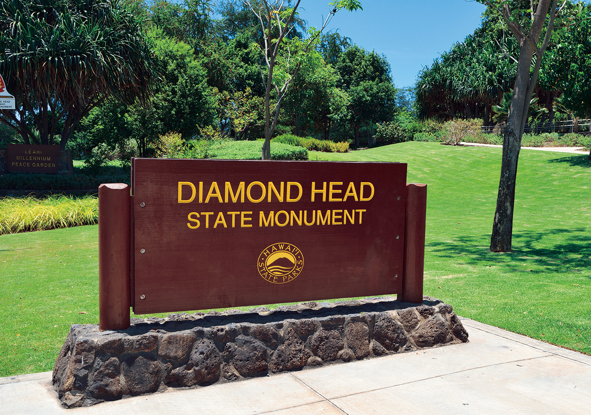 ダイヤモンドヘッドを登るアクア-アストン 公式サイト