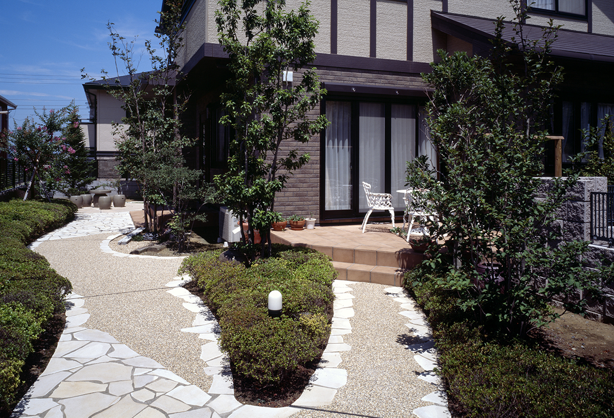 北海道の外構施工例一覧 バーベキューを楽しめるお庭・広々とした駐車スペース画像表示 外構工事のガーデンプラス