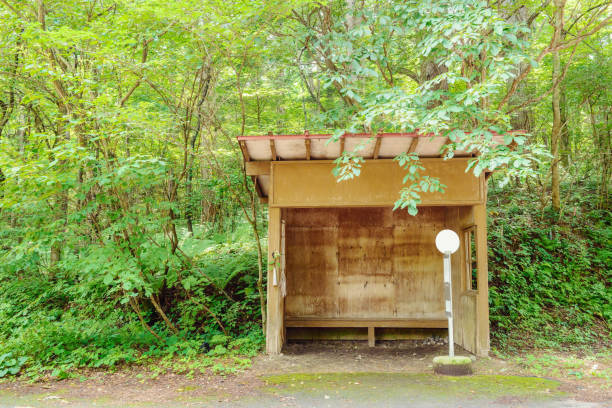 昔山口県で走っていた防石バスの車両が廃車となり田舎の町で倉庫として残っている風景の横構図の写真素材69922297- PIXTA