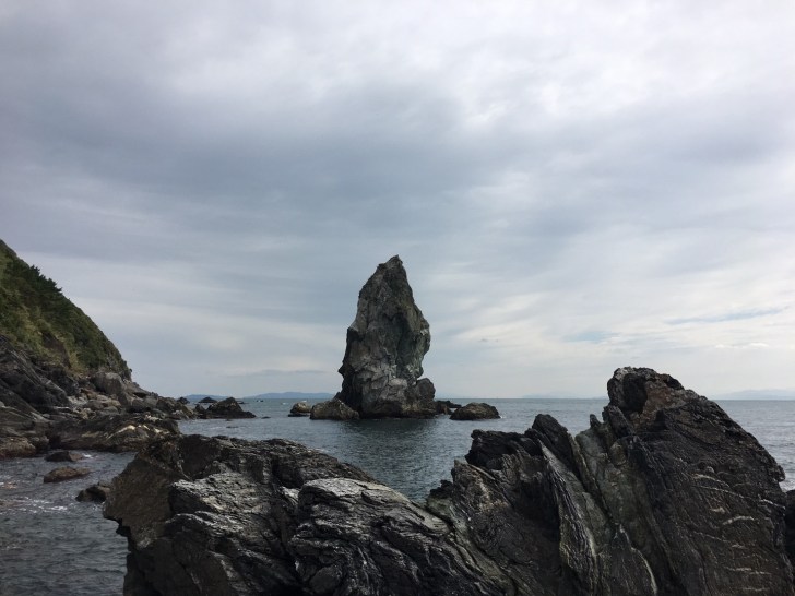 沼島のシンボル 上立神岩 高さ30ｍを誇る巨石と神秘的な景観に感動 淡路島観光みくるの森