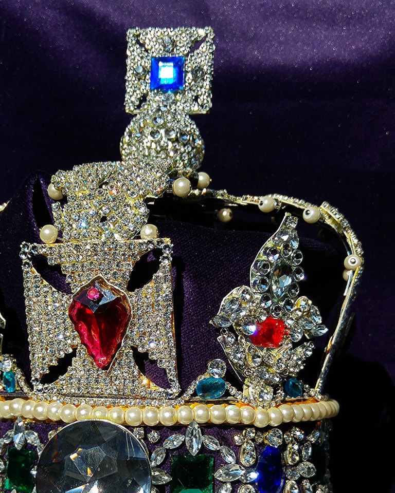 チャールズ国王の戴冠式に登場する宝飾品「クラウン・ジュエルズ」をおさらい