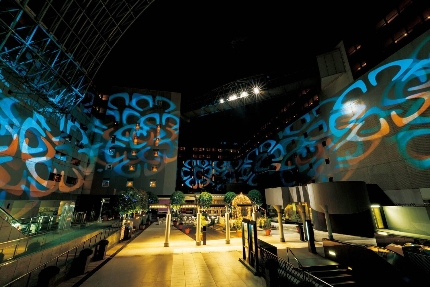 大階段グラフィカルイルミネーションPlus京都駅ビル