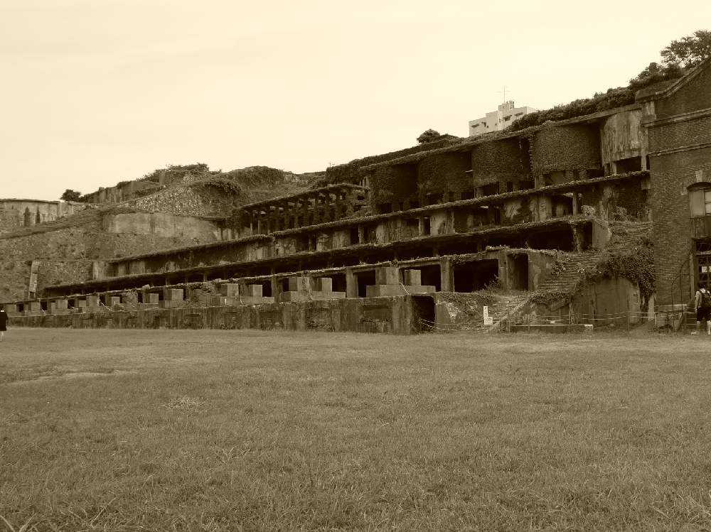 北沢浮遊選鉱場がラピュタすぎた ライトアップも神秘的な佐渡島おすすめ絶景観光スポットTABIZINE～人生に旅心を～