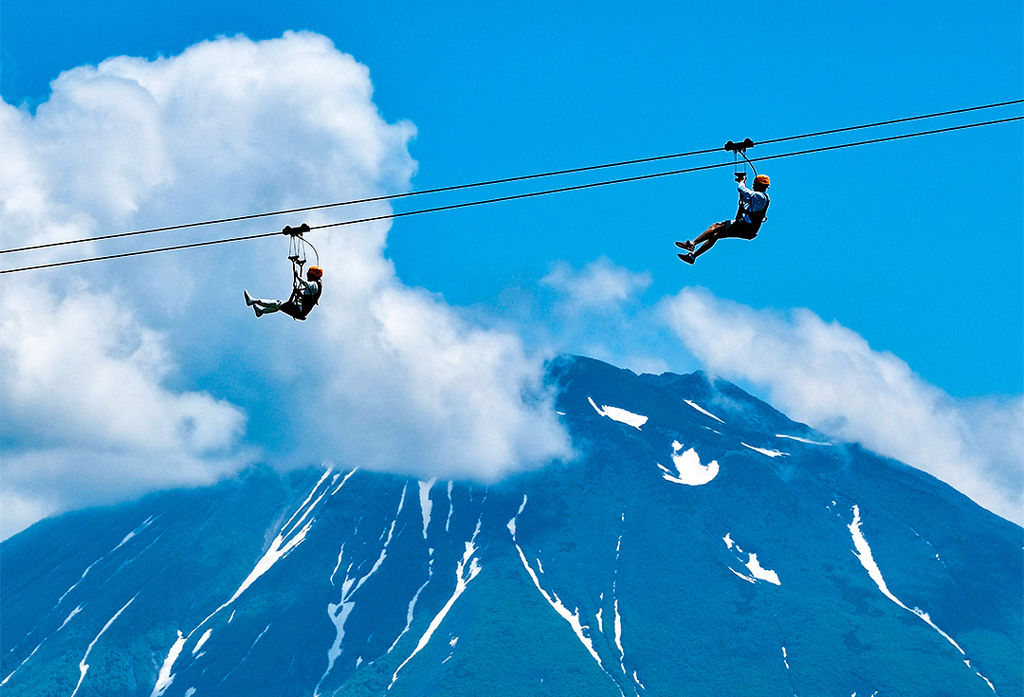 滑走 空中散歩で街並み一望北海道・小樽にジップライン熱気球で夜景も楽しめる新アクティビティ