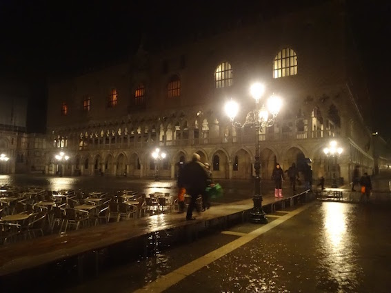 海面上昇により浸水したサンマルコ広場 10747000068 の写真・イラスト素材アマナイメージズ