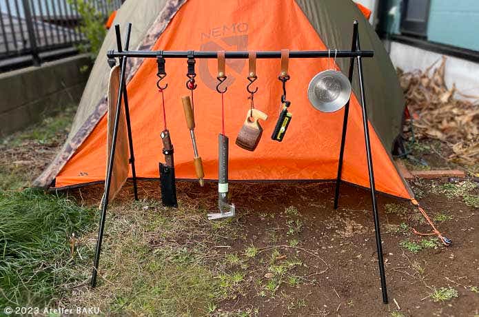 ダイソー、キャンプテーブル用ハンガーラック。 吊り下げフックは別売りです。 ソロキャンプに使えます。灯油ランタン等の重量物はキケン。テーブルの足幅が狭いとテーブル共に倒れることになります。