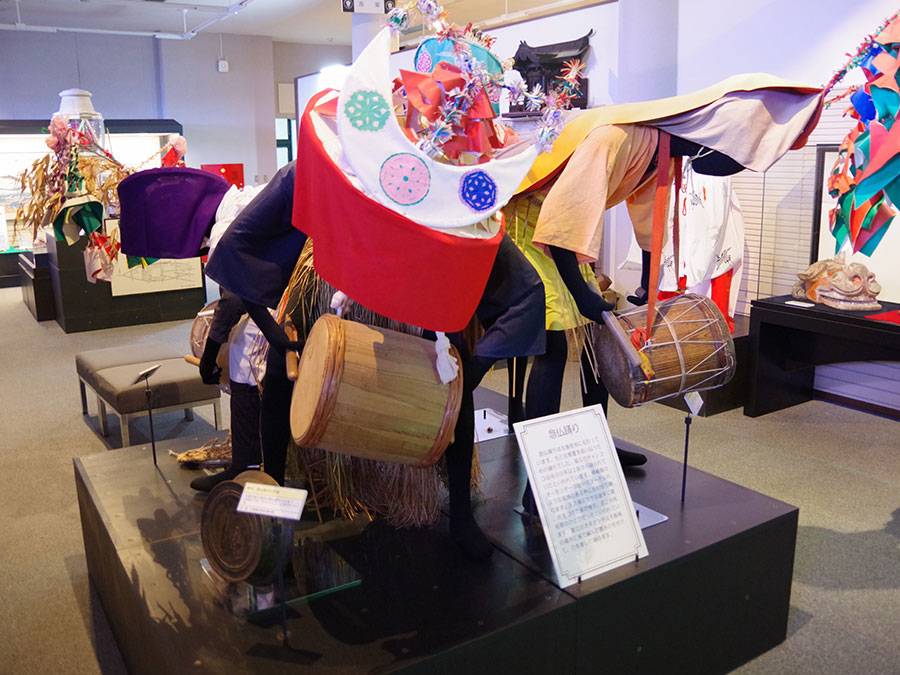 当館は長崎県五島市の美術館です。『天空の城ラピュタ』『火垂るの墓』『もののけ姫』『時をかける少女』など、美術監督として数々の名作アニメーション映画に携わった｢山本二三 にぞう ｣氏の作品を展示しております。開館時間は午前9時から午後6時です。 館内では名作