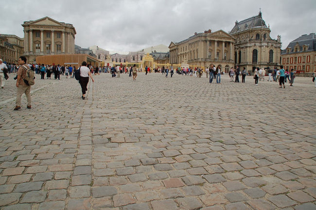 セーヌ川、パリ、フランスの横にある石畳Premium写真