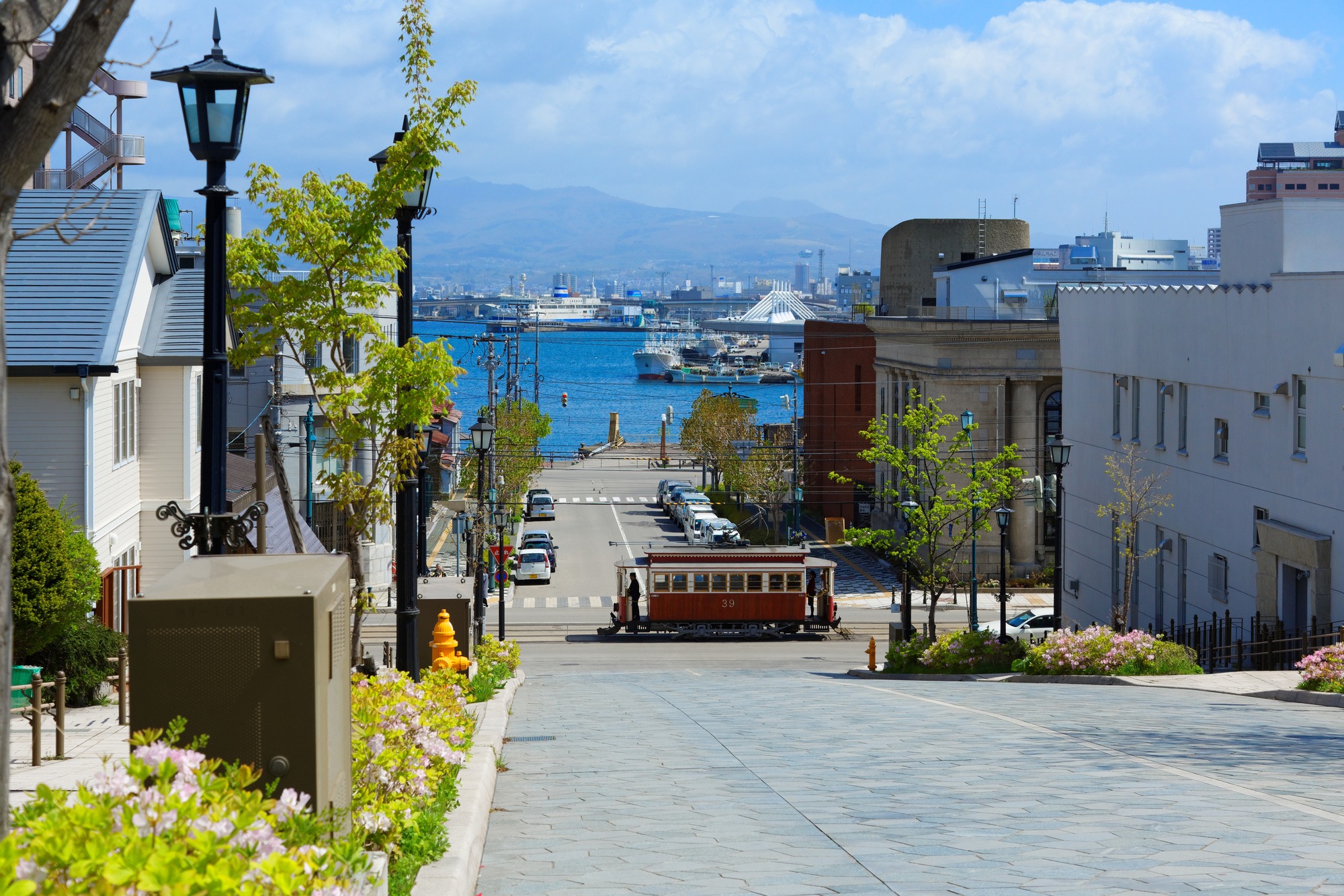 鉄道ひとり旅を提案する「旅と鉄道」11月号。お勧め路線や1人席のある観光列車を紹介 - トラベル Watch