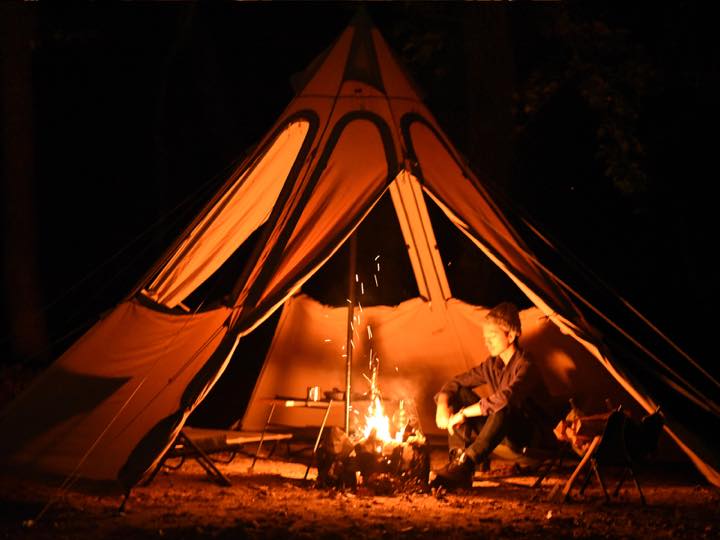 テント内にはベッドやカウチ、冷蔵庫、エアコンなどを設置している - 小倉経済新聞