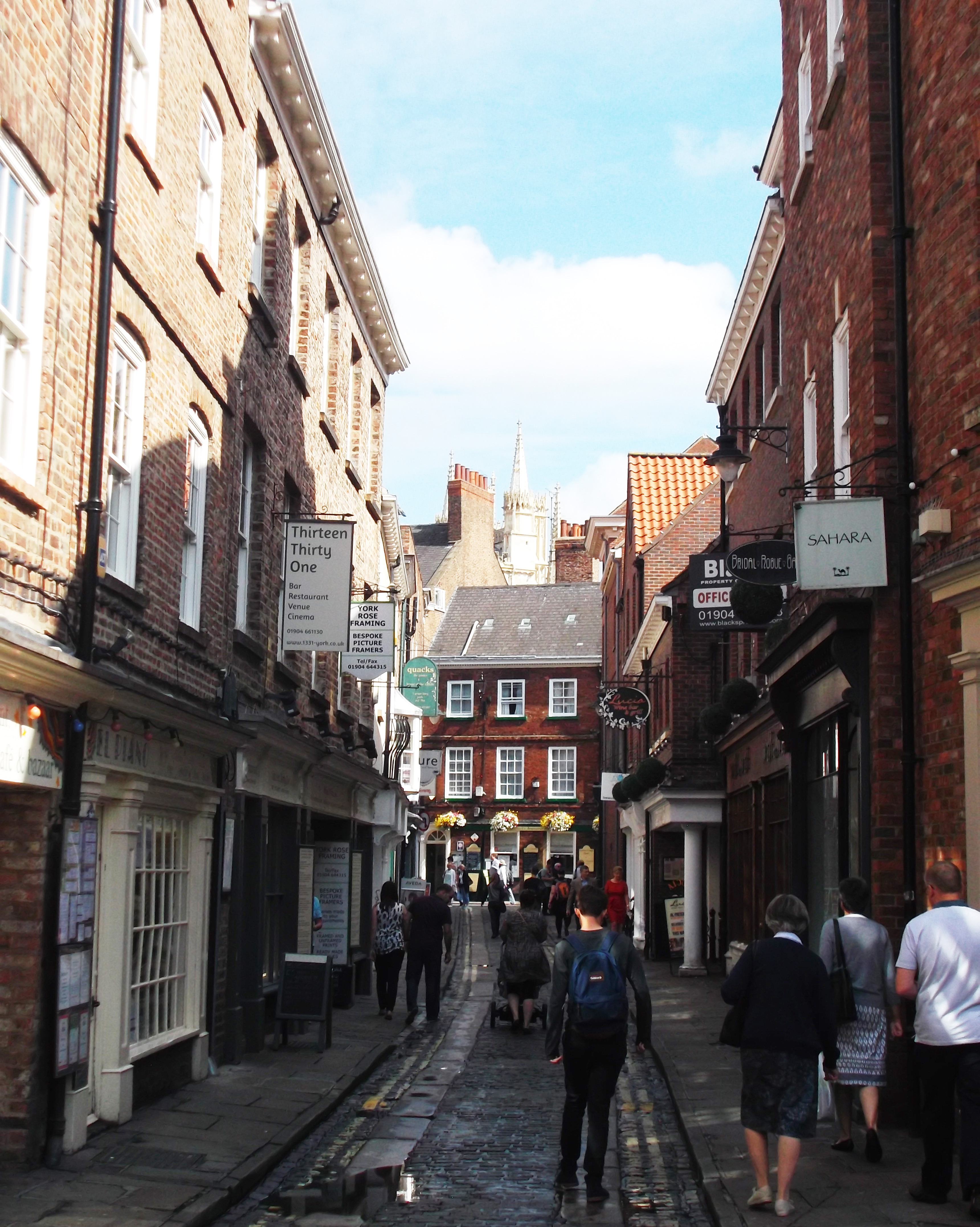 ボーカリスト琴音の音楽旅 姉妹でロンドン旅 後編 。ヨーク大聖堂、ハリー・ポッターのダイアゴン横丁、シェイクスピアのグローブ座、最後にロンドン塔と、歴史・メルヘン・グルメを満喫- トラベル