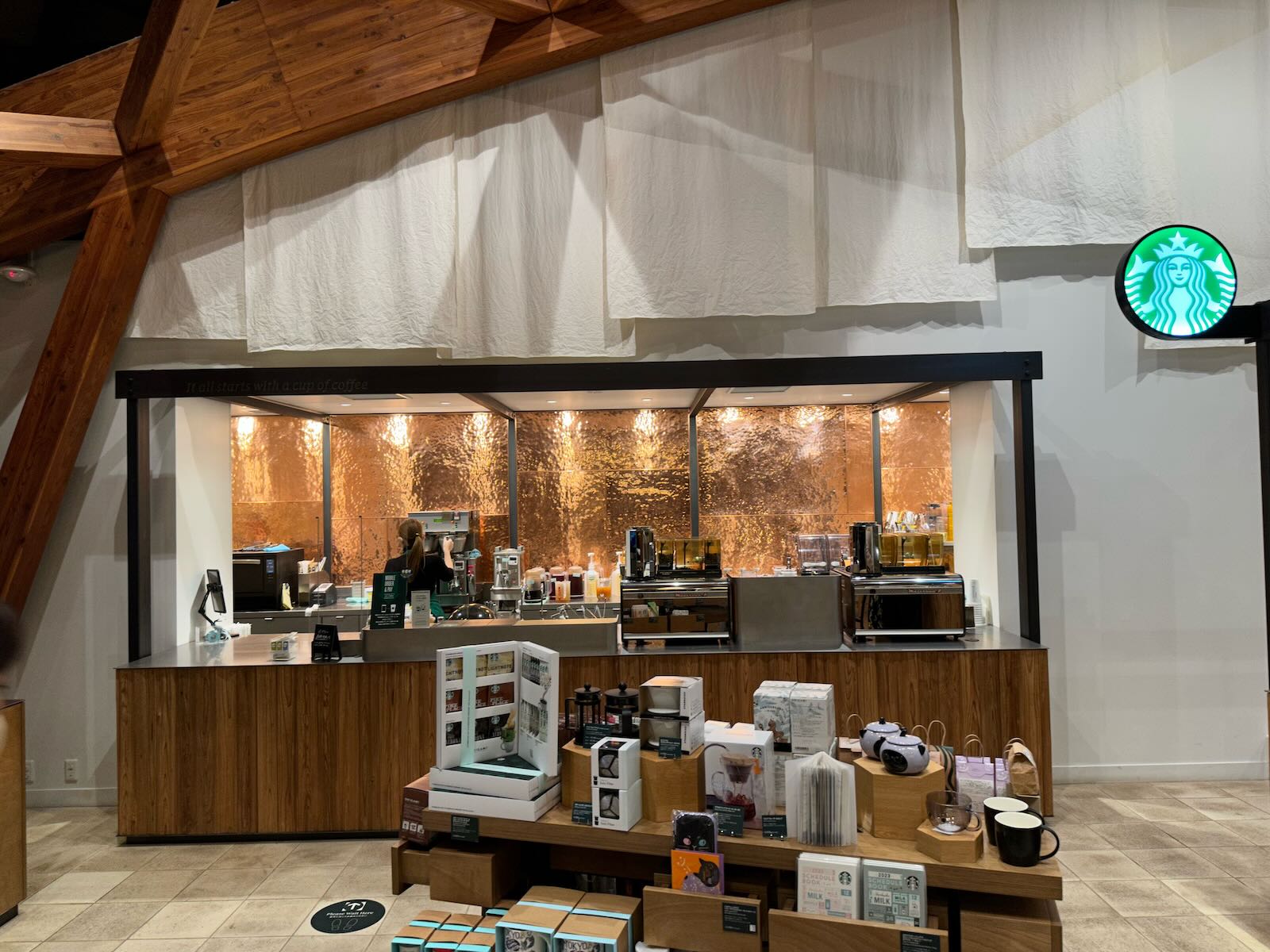 スターバックス コーヒー 皇居外苑 和田倉噴水公園店へ行くなら！おすすめの過ごし方や周辺情報をチェックHolidayホリデー