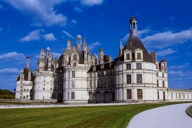 🇫🇷ロワール渓谷にある幾多の城の中でも、圧倒的な存在感を示すのがシャンボール城。フランス王フランソワ1世の命により1519年に建設が始まりました。約1800人もの職人たちを動員し、22万トンもの石材を使い建てられた城は、フランスのルネサンス建築を代表する建物でも