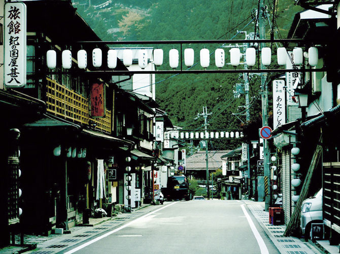 温泉街の“廃墟ホテル”を猿が占拠 まるで自宅のように我が物顔で 「30匹ぐらい出た」住民から不安の声 群馬・みなかみ町FNNプライムオンライン