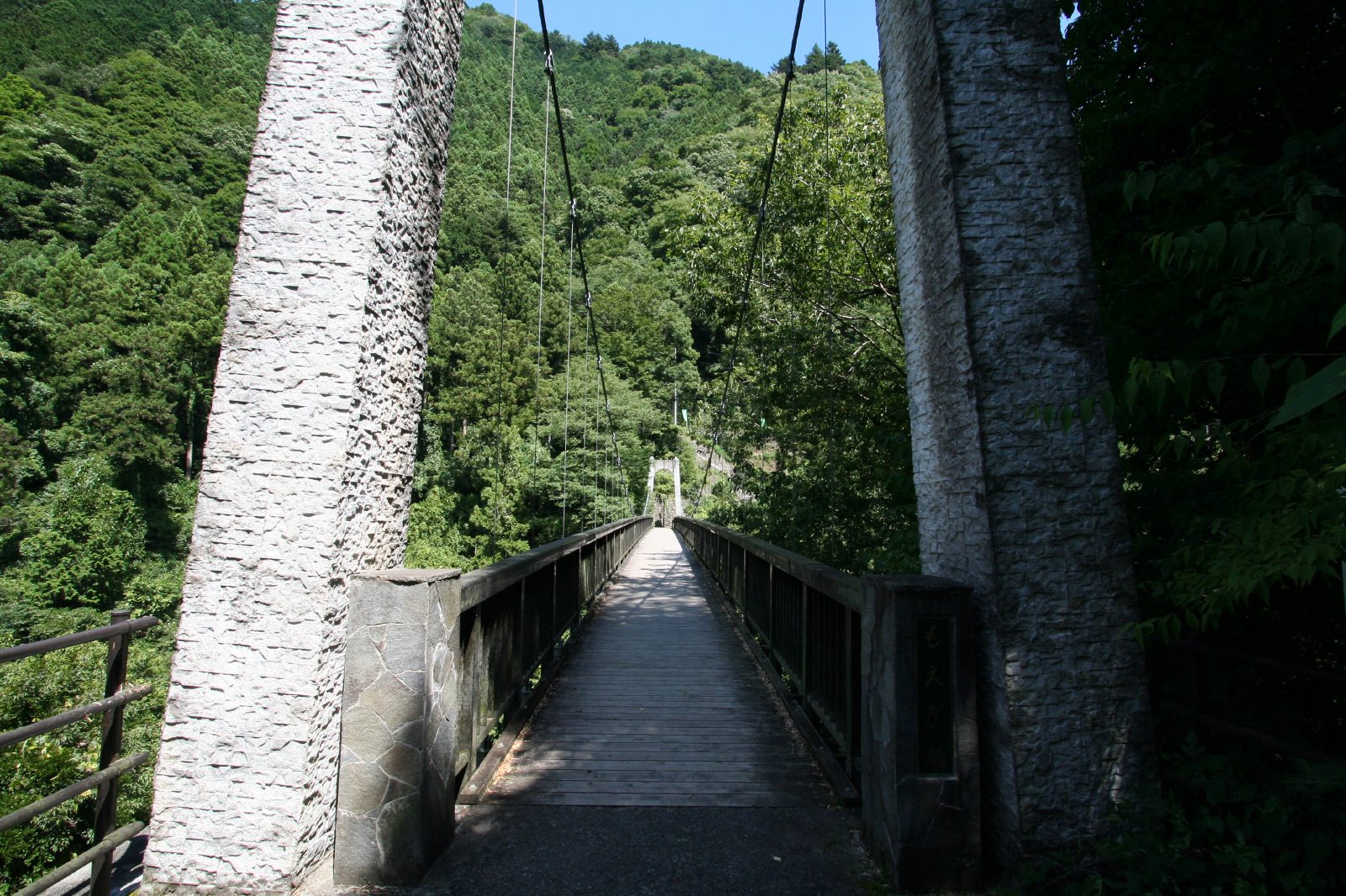 スポット橋 奥多摩町 道所橋 山奥の質実剛健な吊り橋。│カレーライター はぴい