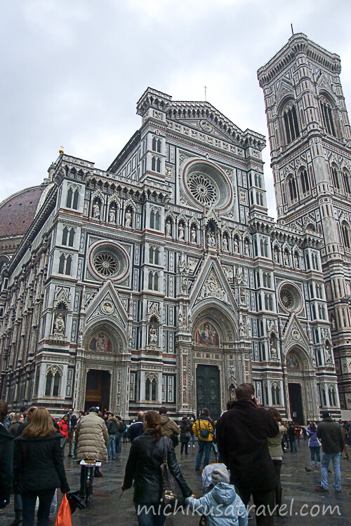 屋根の上イタリア フィレンツェのサンタ マリア デル フィオーレ大聖堂を鳥瞰図から撮影