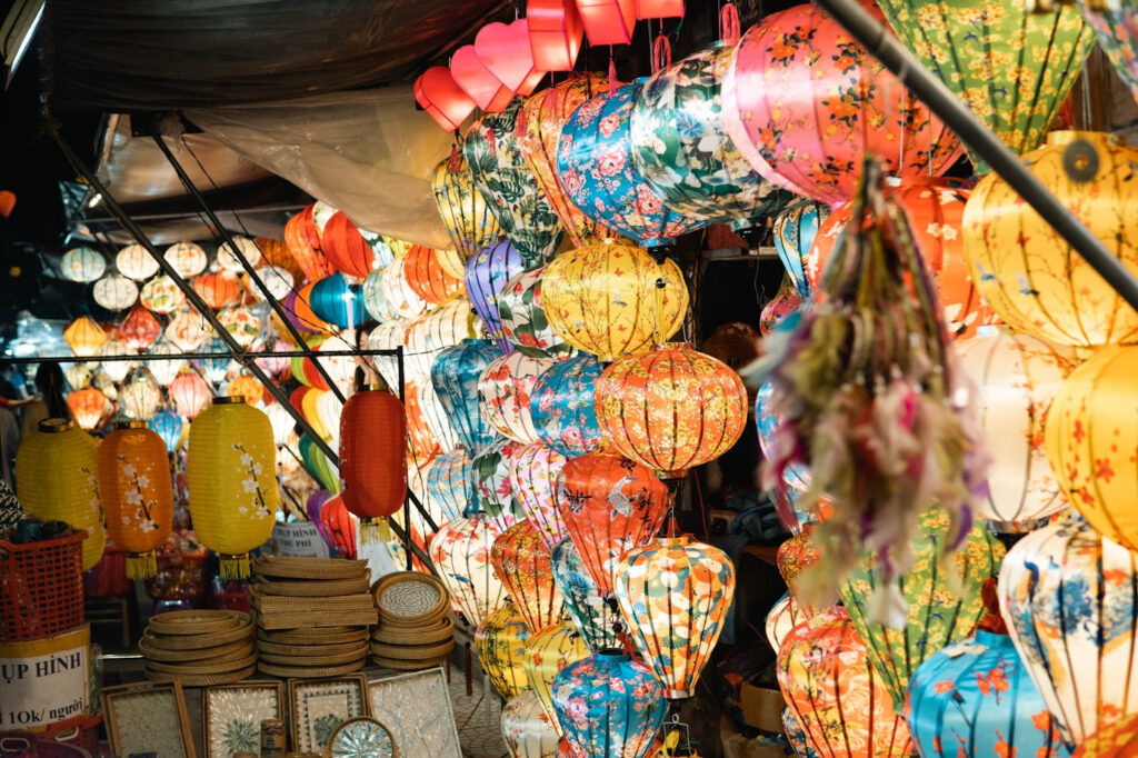 世界ひとり飯２４ ホイアンの市場でコシのある麺とおにぎりスイーツをTABIZINE～人生に旅心を～