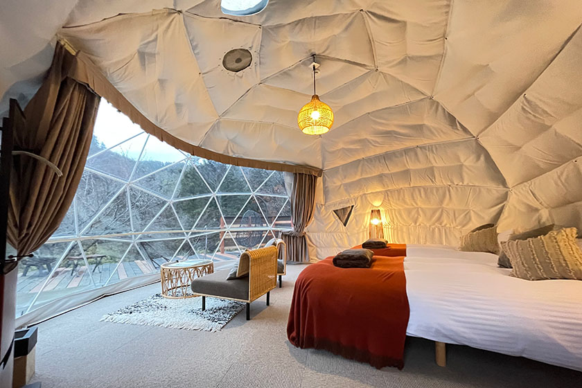 雨でも冬でも楽しめる！針葉樹に囲まれた森の中で過ごす夫婦2人の静寂のひとときTHE FOREST- リゾートグランピングドットコム