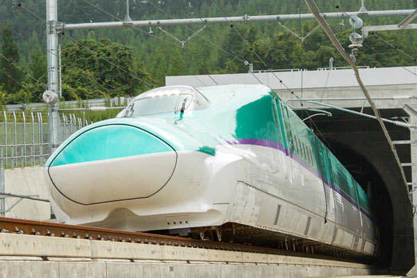 トンネルからの飛び出し ５００系新幹線- ５００系新幹線