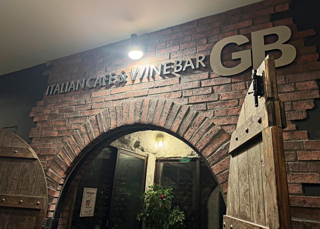 イタリアのパルマノバの町パルマノバの夜景、イタリアのフリウリ・ヴェネツィア・ジュリア地方の中央広場カラフルな建築の写真素材・画像素材 Image95943565