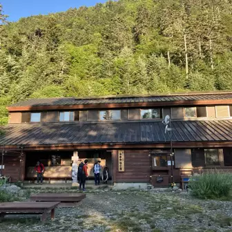 熊の平小屋今年、熊の平小屋は食事の提供をやめ素泊まりでの営業となります。食事は、自炊をされるか、山小屋で販売するレトルト食品やカップメン等の食品をご利用ください。なお、山小屋宿泊者を対象に、夕食時は湯で温めてご提供しています 16:30～17:00 。朝食の