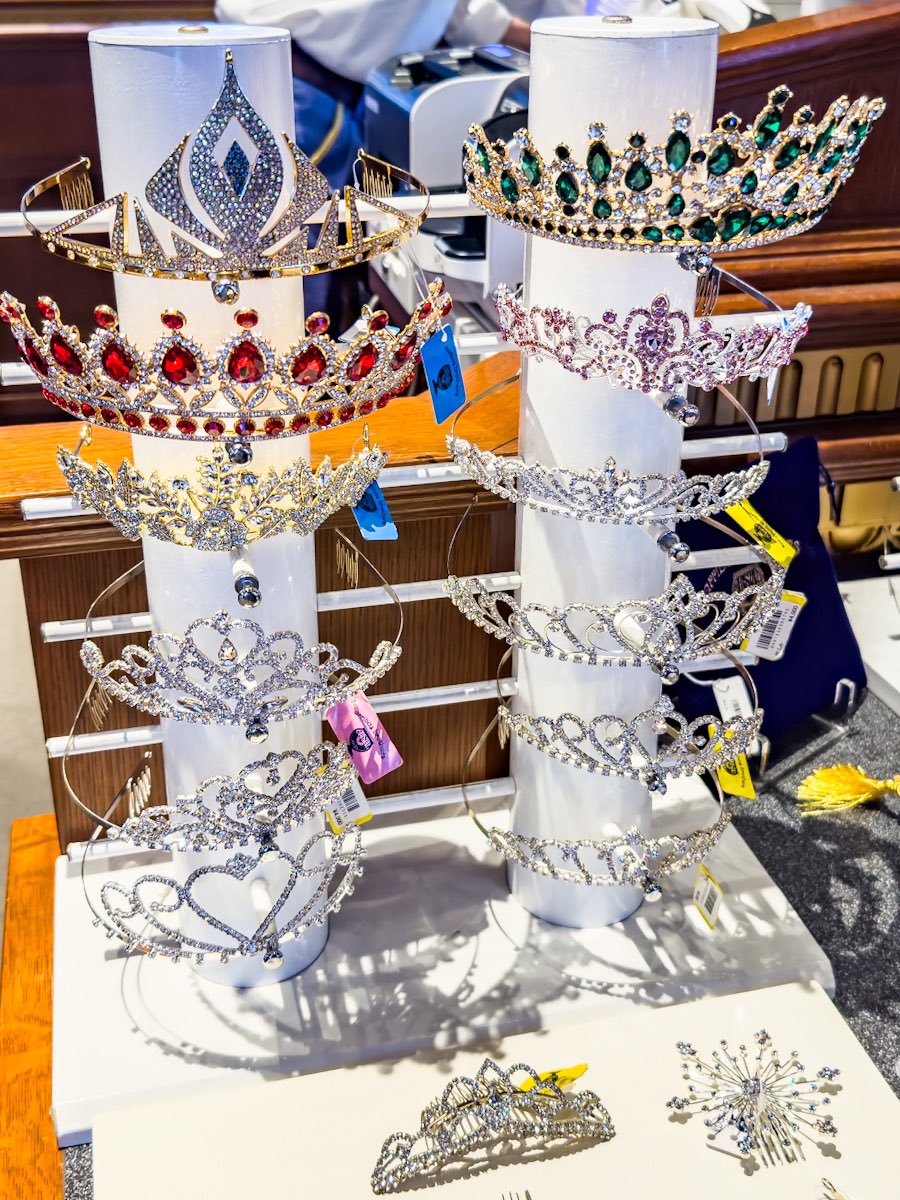 ガラスの靴」に指輪を入れてプロポーズ！ディズニーオリジナルリングピロー - ISSHINDO Bridal Blog