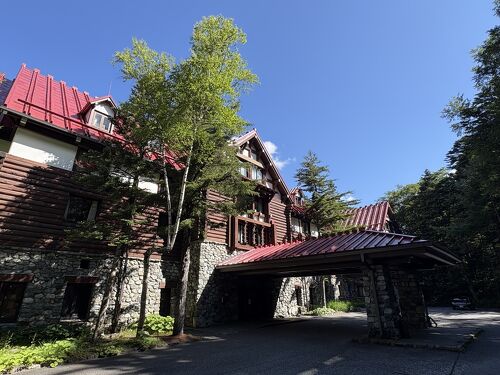 上高地帝国ホテルのご紹介～ 赤い三角屋根が目を引く上高地帝国ホテルは、暖炉にかかる巨大なマントルピースや山小屋風の客室、地元の食材を楽しめるレストランがあり、特別な時間を過ごすことができます。四季折々で姿を変える上高地、ぜひ訪れてみてはいかがでしょうか