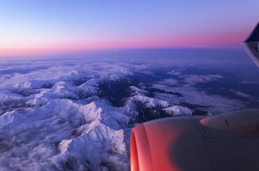 飛行機の窓から見える景色に旅心地を感じる瞬間seiのソロ旅ダイアリー 〜海外一人旅ブログ