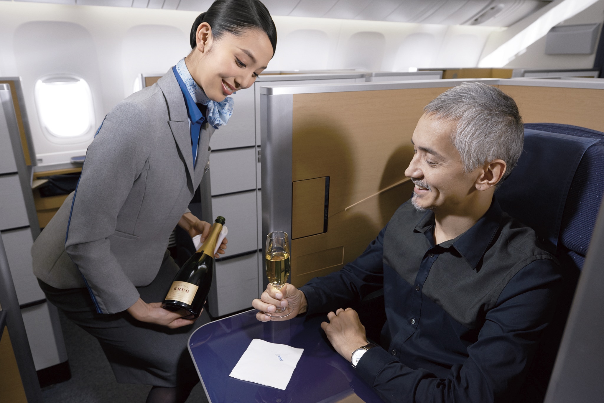 これが最新のファーストクラス！ ANAがB777-300ER型機に導入の「ザ スイート」とは乗りものニュース