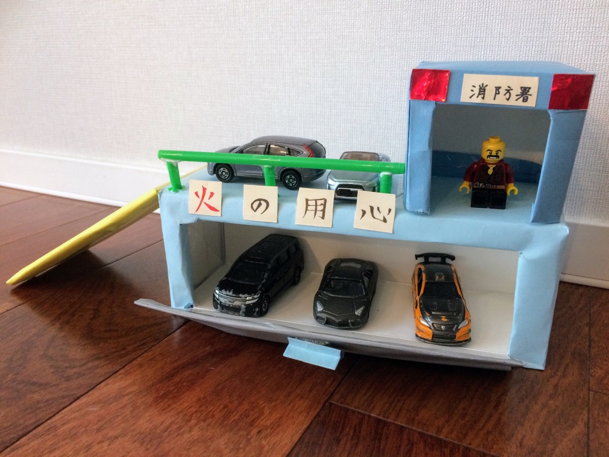 おうち時間が増えて、 夫がすっかり手作りトミカタウンに はまりました🚙 マック、エネオス、空港を作りました！