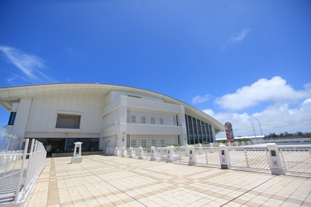 展望デッキ紹介国際線エリア4階にある「展望デッキ」をご紹介いたします😄 那覇空港から飛び立つ飛行機に想いを馳せ、広々とした空間でゆっくり過ごすことができます☺️♫那覇空港にお越しの際にはぜひお立ち寄りくださいね✈️那覇空港国際線展望デッキ