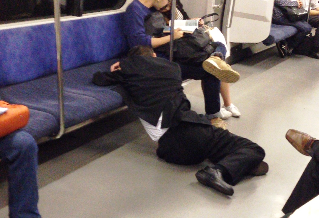 なぜか会社員が爆睡してしまう仮眠スペース」のアイデアが話題に 通勤電車の環境を忠実に再現 1