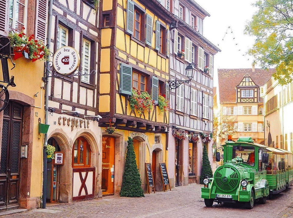 パリ・モンマルトルの古い通り パリの街並み フランスの風景Beautiful