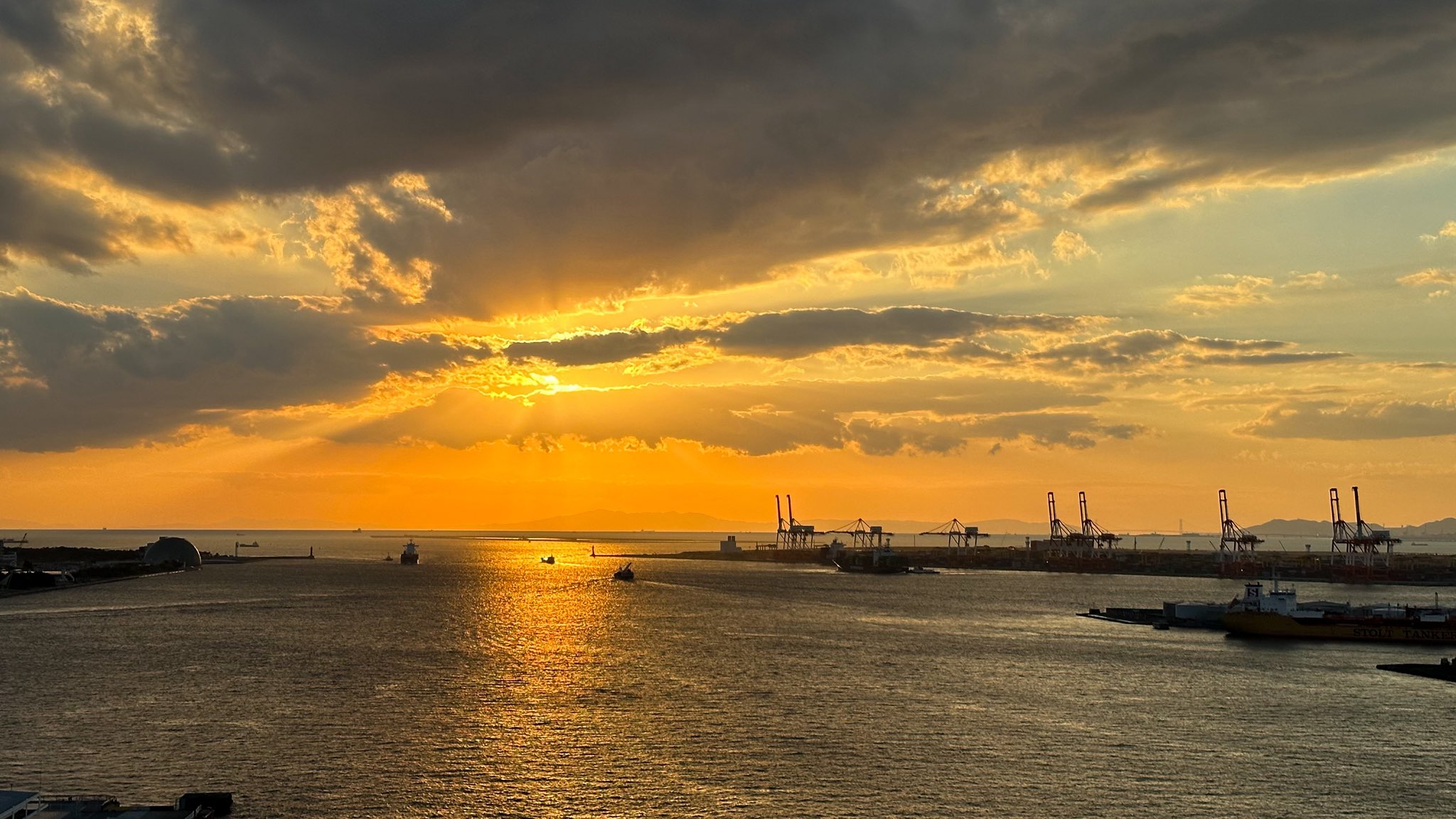 大阪港 天保山岸壁 護衛艦いずも一般公開iH別館