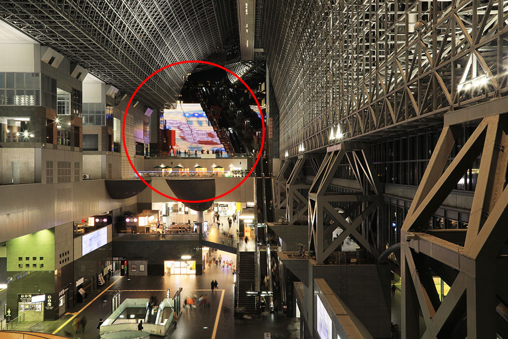 RETRIP×京都🎄 , 他の投稿はコチラから→@retrip_kyoto_, 今回は、京都駅ビルの7階東広場で開催されているライトアップ「光の和絵巻 -四季の京夜灯-」をご紹介いたします✨,伝統的な和の美とデジタルアートが融合したライトアップで、夏の夜に舞うホタル・冬の雪化粧を纏った古都の寺社など、京都の四季が描かれています。クリスマスのおでかけにはもちろん、年末に訪れて幻想的なアート体験