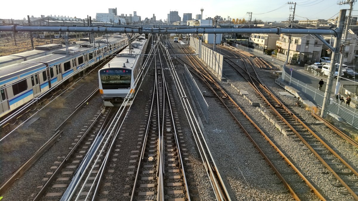 太宰治ゆかりの鉄橋に「グッド・バイ」 「三鷹跨線人道橋」で渡り納めイベント : 読売新聞