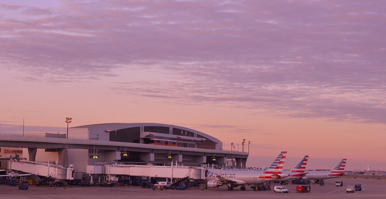 ダラス・フォートワース国際空港完全ガイドthe Team TRITON