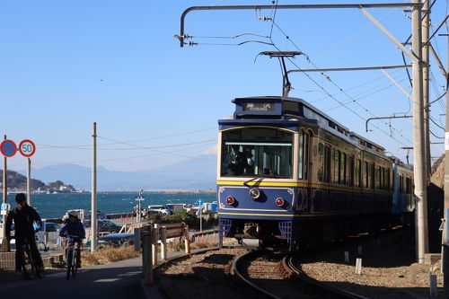 子連れお出かけスポット・子鉄編📍 江ノ島駅行った事も乗った事もなくても 有名な江ノ電！ 息子も小さい頃から大好きだし、 可愛いから私も好きな電車のひとつ。夏の海は元々葉山が好きなのもあって